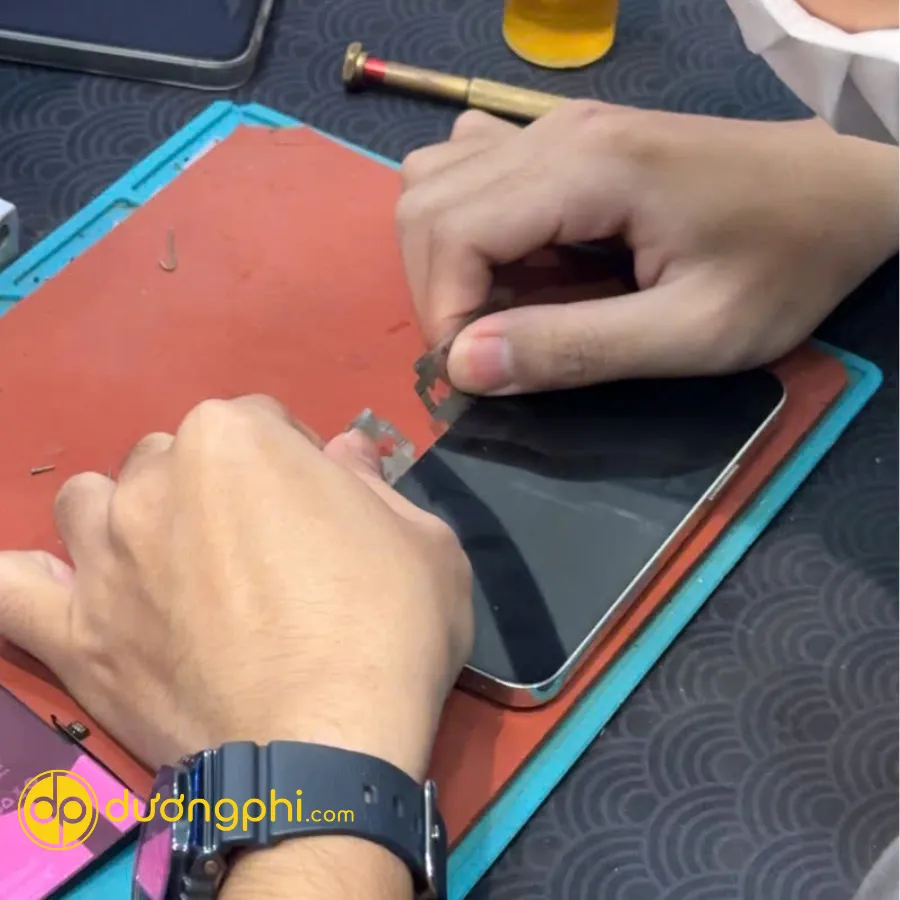 Màn Hình Linh Kiện Thay Cho Iphone 12 1 Thay-Man-Iphone-12