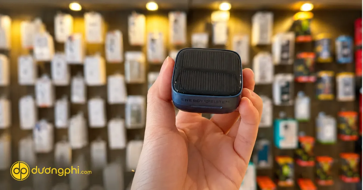 Tai nghe Bluetooth Energy Sistem Sunvibe tích hợp sạc năng lượng mặt trời độc đáo, thiết kế nhỏ gọn, âm thanh chất lượng cao, thời lượng pin lâu dài, phù hợp cho học tập, làm việc và giải trí.